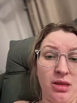 Snapshot of Teya_moon_ chatting on February 8, 2025, 7:05 pm Teya moon  online show from February 8, 2025, 7:05 pm