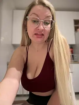 Snapshot of Teya_moon_ chatting on March 8, 2025, 10:45 pm Teya moon  online show from March 8, 2025, 10:45 pm