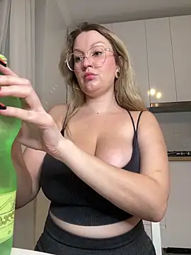 Snapshot of Teya_moon_ chatting on November 5, 2025, 7:14 pm Teya moon online show from November 5, 2025, 7:14 pm