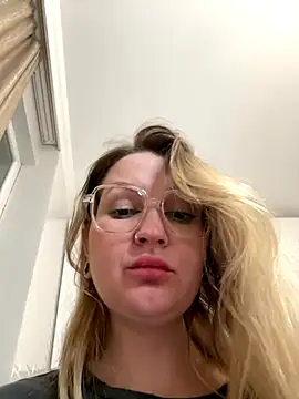 Snapshot of Teya_moon_ chatting on December 14, 2025, 11:20 pm Teya moon online show from December 14, 2025, 11:20 pm