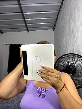 Snapshot of Sofia_Queen17 chatting on October 1, 2025, 10:43 am Sofia Queen17 online show from October 1, 2025, 10:43 am