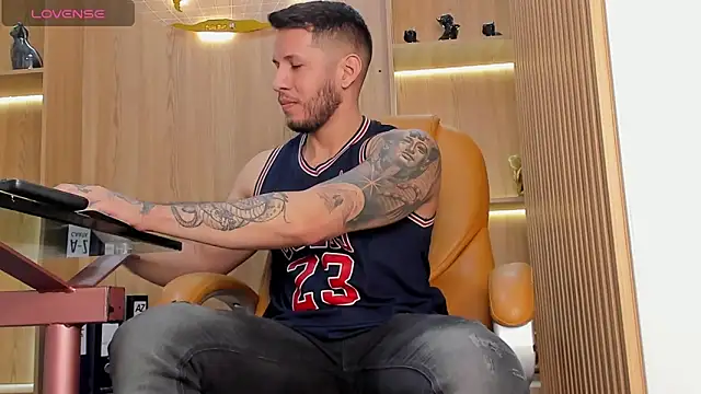 Snapshot of George_Diesell chatting on January 17, 2025, 8:33 pm George Diesell online show from January 17, 2025, 8:33 pm