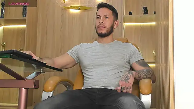 Snapshot of George_Diesell chatting on January 20, 2025, 8:29 pm George Diesell online show from January 20, 2025, 8:29 pm