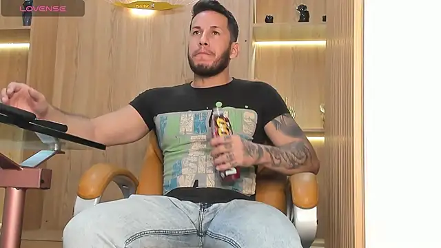 Snapshot of George_Diesell chatting on January 23, 2025, 8:24 pm George Diesell online show from January 23, 2025, 8:24 pm