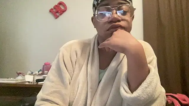 MommyConfident online show from November 25, 2025, 2:06 pm