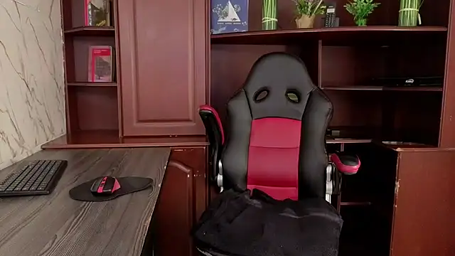 GianellaCox  online show from October 23, 2025, 1:21 pm