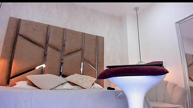 Martinaa Jones  online show from September 18, 2025, 7:38 pm