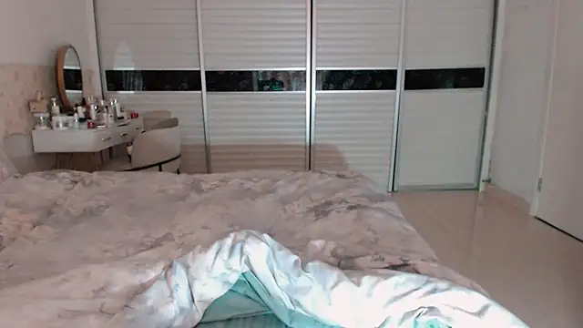 -Lucky Girl online show from November 8, 2025, 2:01 am