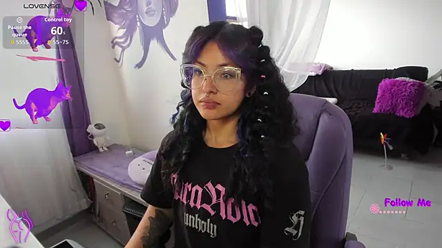 Snapshot of witchviolet chatting on December 14, 2025, 10:14 pm witchviolet online show from December 14, 2025, 10:14 pm