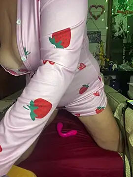 TrenaAnne online show from November 5, 2025, 4:18 pm