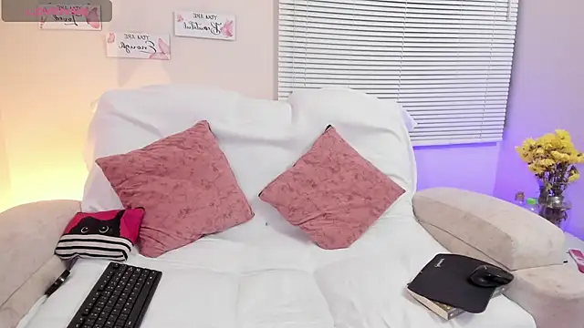 saracrowe online show from January 13, 2025, 6:16 am