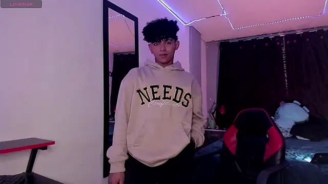 Snapshot of Noah_Smith04 chatting on September 15, 2025, 10:43 pm Noah Smith04 online show from September 15, 2025, 10:43 pm