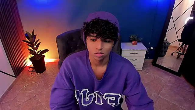 Snapshot of Noah_Smith04 chatting on October 30, 2025, 12:45 am Noah Smith04 online show from October 30, 2025, 12:45 am