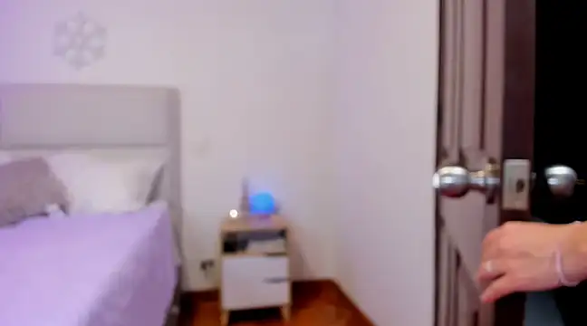 Snapshot of tierra_n chatting on December 7, 2024, 9:44 pm tierra n online show from December 7, 2024, 9:44 pm