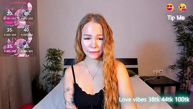 Snapshot of Tracy-Taylor chatting on February 28, 2025, 12:43 am Tracy-Taylor online show from February 28, 2025, 12:43 am