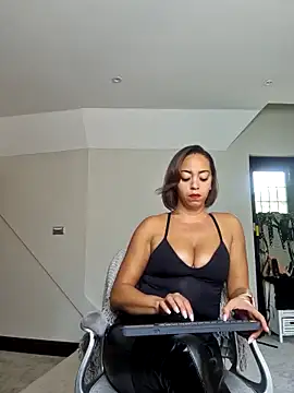 QueenTricks1 online show from September 22, 2025, 11:45 am