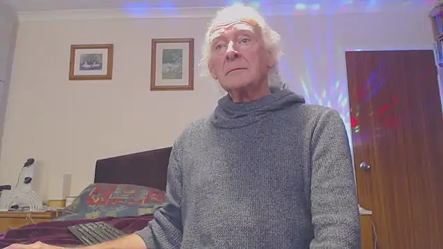 Snapshot of WaverlyKernow chatting on December 2, 2024, 12:29 pm WaverlyKernow online show from December 2, 2024, 12:29 pm