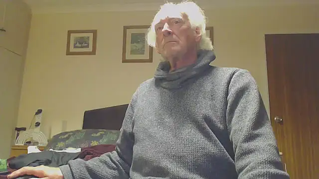 Snapshot of WaverlyKernow chatting on December 3, 2024, 8:39 pm WaverlyKernow online show from December 3, 2024, 8:39 pm