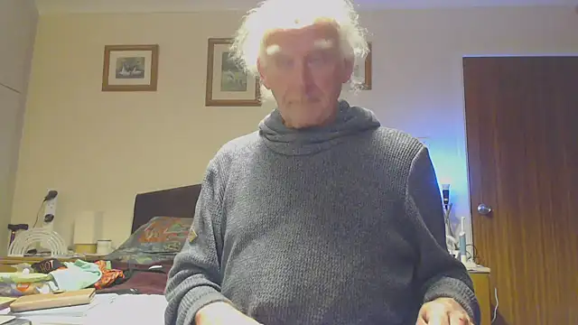 Snapshot of WaverlyKernow chatting on December 12, 2024, 8:53 pm WaverlyKernow online show from December 12, 2024, 8:53 pm