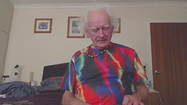 Snapshot of WaverlyKernow chatting on December 16, 2024, 11:44 am WaverlyKernow online show from December 16, 2024, 11:44 am