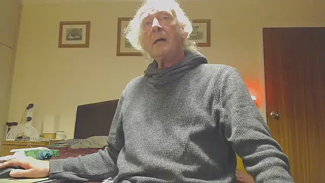 Snapshot of WaverlyKernow chatting on December 16, 2024, 4:05 pm WaverlyKernow online show from December 16, 2024, 4:05 pm