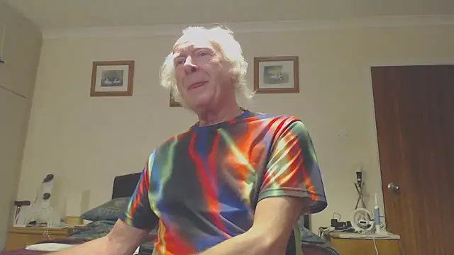 Snapshot of WaverlyKernow chatting on December 24, 2024, 1:06 pm WaverlyKernow online show from December 24, 2024, 1:06 pm