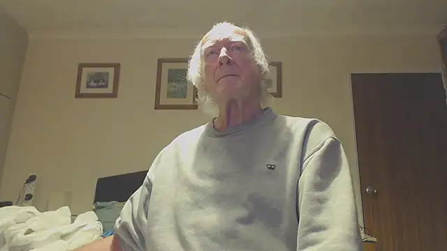 Snapshot of WaverlyKernow chatting on December 31, 2024, 7:53 am WaverlyKernow online show from December 31, 2024, 7:53 am