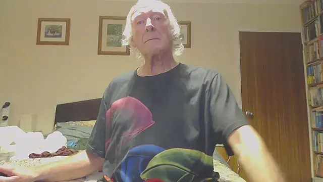 Snapshot of WaverlyKernow chatting on January 1, 2025, 3:03 pm WaverlyKernow online show from January 1, 2025, 3:03 pm