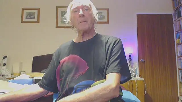 Snapshot of WaverlyKernow chatting on January 10, 2025, 3:06 pm WaverlyKernow online show from January 10, 2025, 3:06 pm