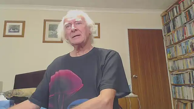 Snapshot of WaverlyKernow chatting on January 12, 2025, 2:19 pm WaverlyKernow online show from January 12, 2025, 2:19 pm