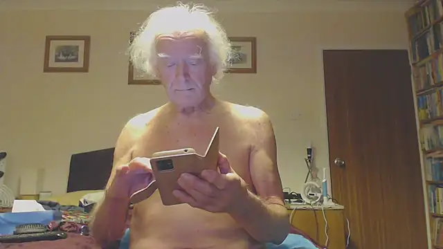 Snapshot of WaverlyKernow chatting on January 13, 2025, 8:05 am WaverlyKernow online show from January 13, 2025, 8:05 am