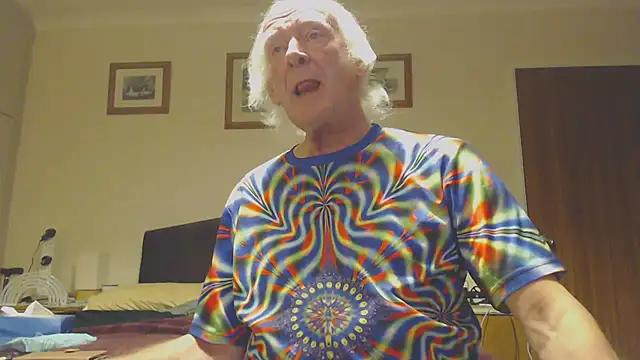 Snapshot of WaverlyKernow chatting on January 17, 2025, 8:22 pm WaverlyKernow online show from January 17, 2025, 8:22 pm