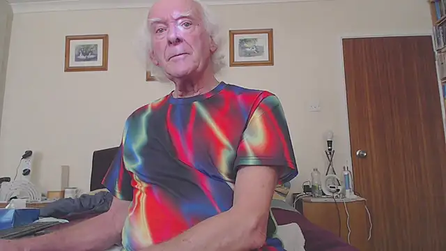 Snapshot of WaverlyKernow chatting on January 22, 2025, 1:32 pm WaverlyKernow online show from January 22, 2025, 1:32 pm