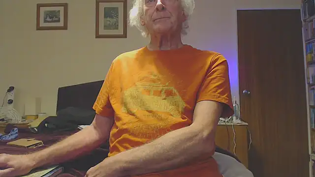 Snapshot of WaverlyKernow chatting on January 25, 2025, 4:24 pm WaverlyKernow online show from January 25, 2025, 4:24 pm