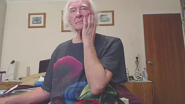 Snapshot of WaverlyKernow chatting on January 31, 2025, 10:20 am WaverlyKernow online show from January 31, 2025, 10:20 am