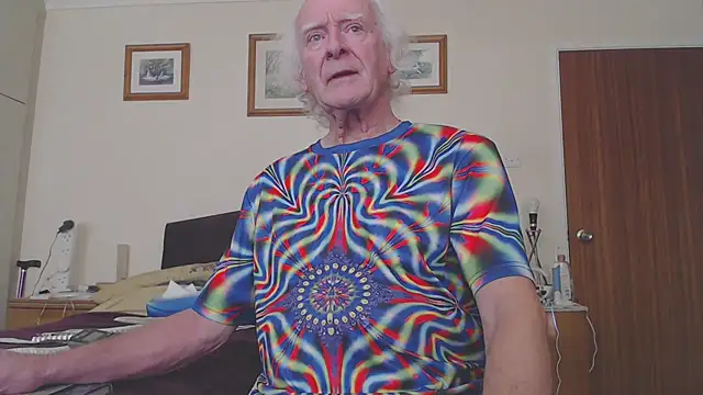 Snapshot of WaverlyKernow chatting on January 31, 2025, 2:07 pm WaverlyKernow online show from January 31, 2025, 2:07 pm