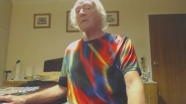 Snapshot of WaverlyKernow chatting on February 5, 2025, 7:39 am WaverlyKernow online show from February 5, 2025, 7:39 am