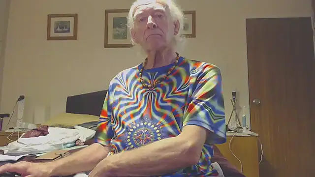 Snapshot of WaverlyKernow chatting on February 26, 2025, 7:20 am WaverlyKernow online show from February 26, 2025, 7:20 am