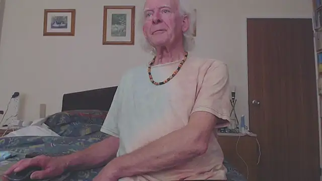 Snapshot of WaverlyKernow chatting on March 15, 2025, 1:40 pm WaverlyKernow online show from March 15, 2025, 1:40 pm