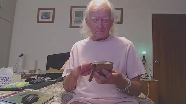 Snapshot of WaverlyKernow chatting on September 11, 2025, 1:55 pm WaverlyKernow online show from September 11, 2025, 1:55 pm