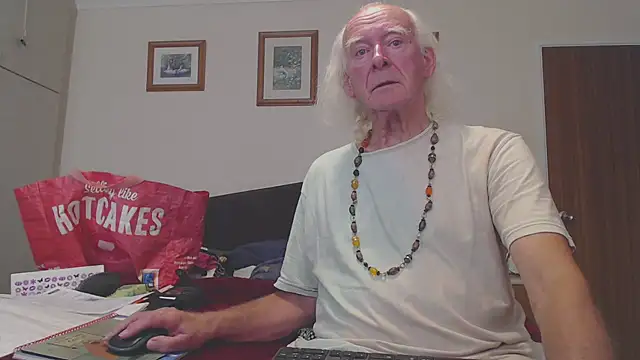 Snapshot of WaverlyKernow chatting on September 21, 2025, 1:35 pm WaverlyKernow online show from September 21, 2025, 1:35 pm