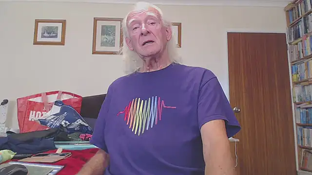 Snapshot of WaverlyKernow chatting on September 30, 2025, 1:49 pm WaverlyKernow online show from September 30, 2025, 1:49 pm