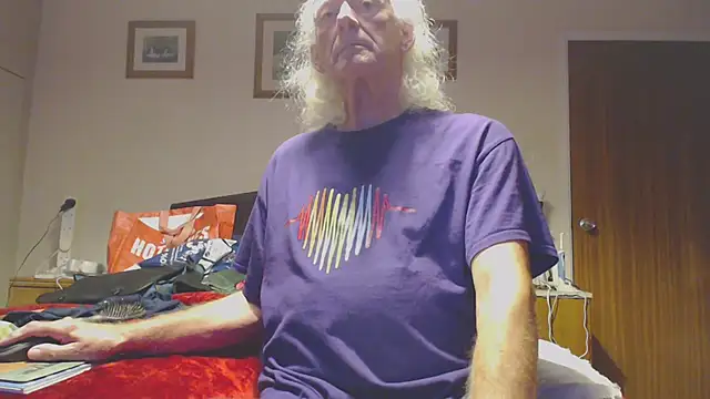 Snapshot of WaverlyKernow chatting on October 1, 2025, 6:47 pm WaverlyKernow online show from October 1, 2025, 6:47 pm