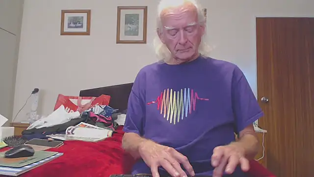 Snapshot of WaverlyKernow chatting on October 2, 2025, 2:02 pm WaverlyKernow online show from October 2, 2025, 2:02 pm