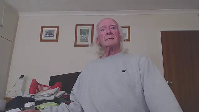 Snapshot of WaverlyKernow chatting on October 4, 2025, 12:14 pm WaverlyKernow online show from October 4, 2025, 12:14 pm