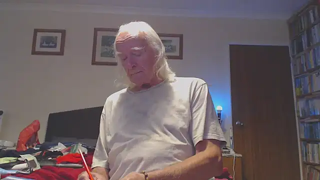 Snapshot of WaverlyKernow chatting on October 8, 2025, 12:58 pm WaverlyKernow online show from October 8, 2025, 12:58 pm