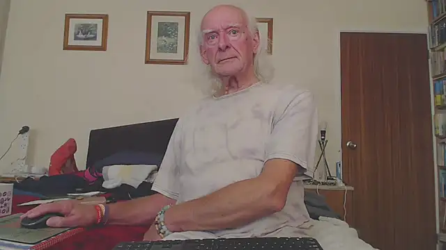 Snapshot of WaverlyKernow chatting on October 14, 2025, 3:35 pm WaverlyKernow online show from October 14, 2025, 3:35 pm