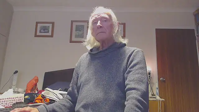 Snapshot of WaverlyKernow chatting on October 15, 2025, 1:33 pm WaverlyKernow online show from October 15, 2025, 1:33 pm