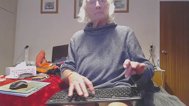 Snapshot of WaverlyKernow chatting on October 18, 2025, 12:17 pm WaverlyKernow online show from October 18, 2025, 12:17 pm