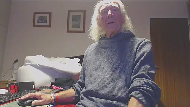 Snapshot of WaverlyKernow chatting on October 28, 2025, 8:55 pm WaverlyKernow online show from October 28, 2025, 8:55 pm